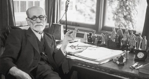 sigmund-freud-desk
